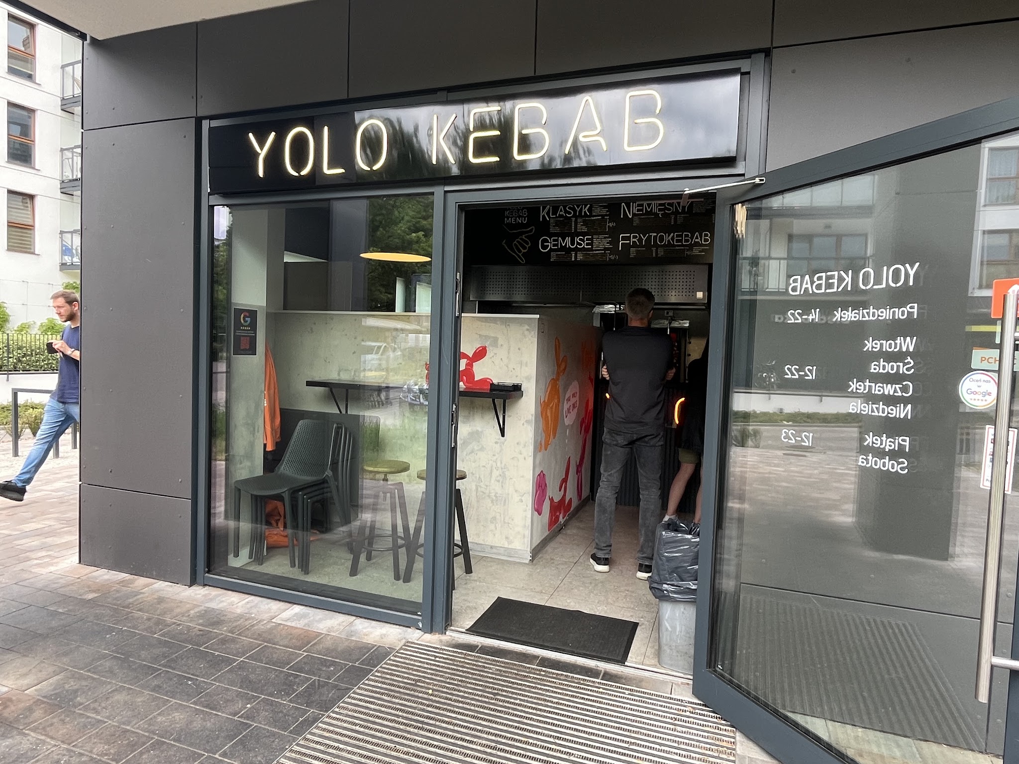 Wejście do YOLO Kebab przy ulicy Chrobrego